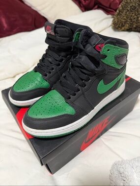 Nike Air Jordan 1 Retro High OG GS Black Pine Green. 4Y